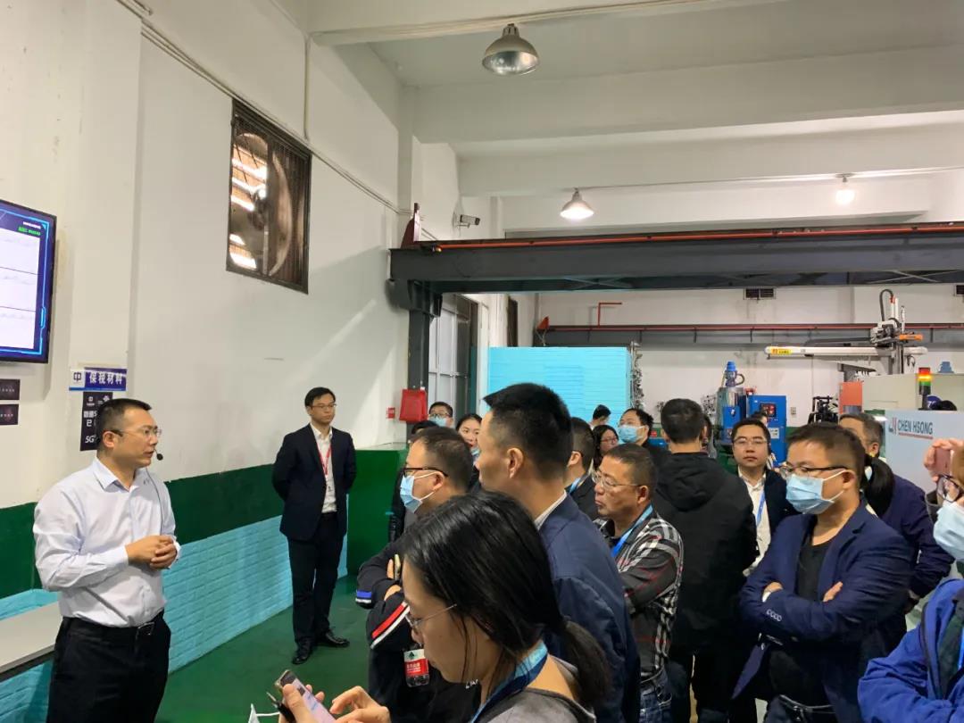 市委領(lǐng)導(dǎo)攜企業(yè)家們參觀興瑞5G+工業(yè)互聯(lián)網(wǎng)項(xiàng)目(圖3) 3.jpg