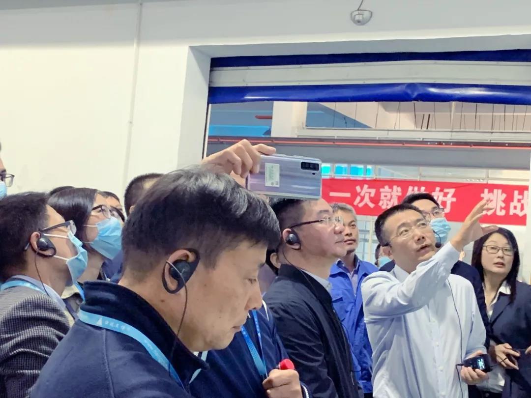 市委領(lǐng)導(dǎo)攜企業(yè)家們參觀興瑞5G+工業(yè)互聯(lián)網(wǎng)項(xiàng)目(圖4) 4.jpg