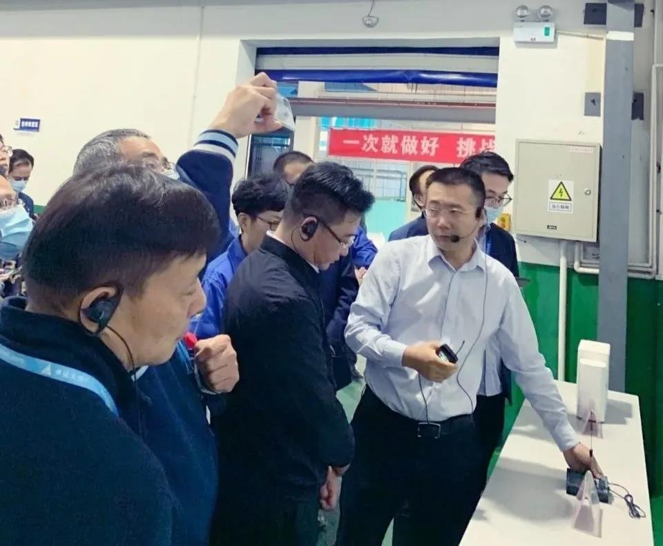 市委領(lǐng)導(dǎo)攜企業(yè)家們參觀興瑞5G+工業(yè)互聯(lián)網(wǎng)項(xiàng)目(圖5) 5.jpg